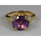 Ring, GG 585, 1 runder facettierter Amethyst, 4 Brillanten zus. ca. 0.20 ct., 13 g, RM 21.5 20.