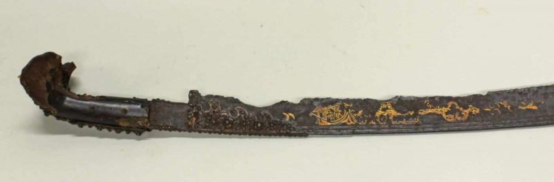 Yatagan, osmanisch, wohl 18./19. Jh., Klinge mit Resten von Goldtauschierung (Schriftzeichen), - Bild 2 aus 2