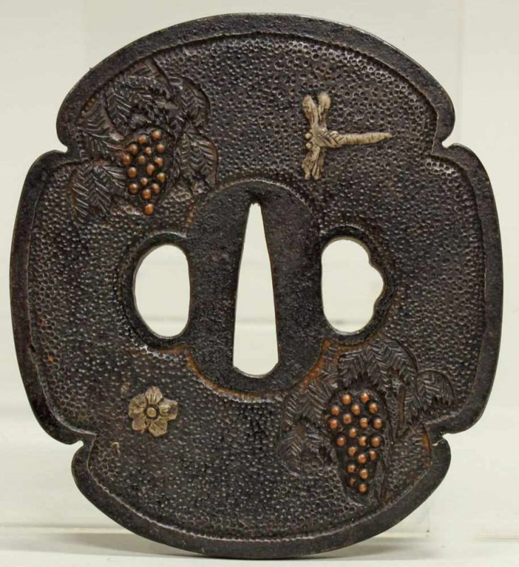 Konvolut von 6 Tsuba, 2 Menuki, Fuchi-Kashira, Japan, 19./20. Jh., Bronze, verschiedene Formen und - Bild 8 aus 13