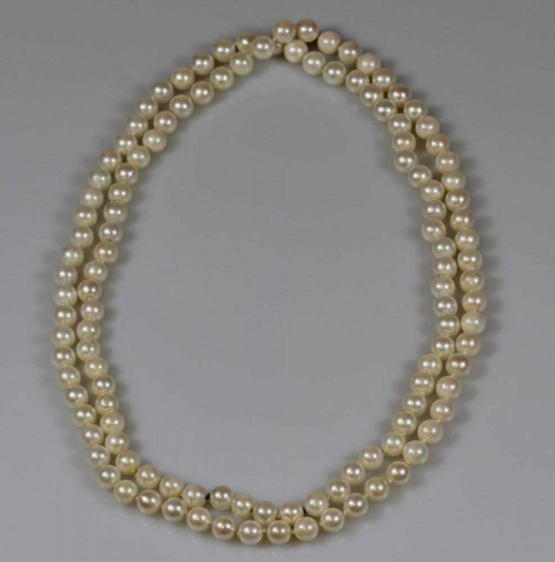 Perlenkette, 122 Akoya-Zuchtperlen ø ca. 6.5 mm, endlos, 94 cm lang 20.00 % buyer's premium on the