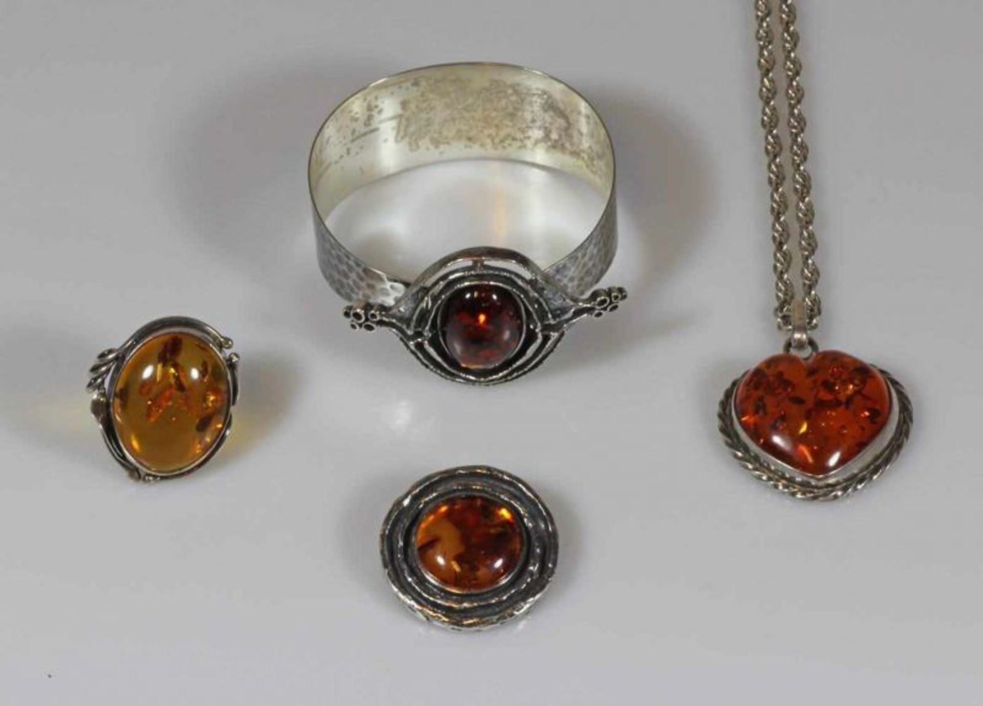 Schmuckset: Armreif, Brosche, Ring, Herzanhänger mit Kette, Silber 835/925, Bernstein 20.00 %