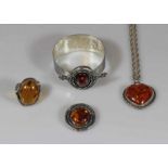 Schmuckset: Armreif, Brosche, Ring, Herzanhänger mit Kette, Silber 835/925, Bernstein 20.00 %