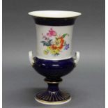 Kratervase, Meissen, Schwertermarke, 2. Wahl, königsblau-weiß, bunte Blumen, Goldzier, ca. 24.5 cm