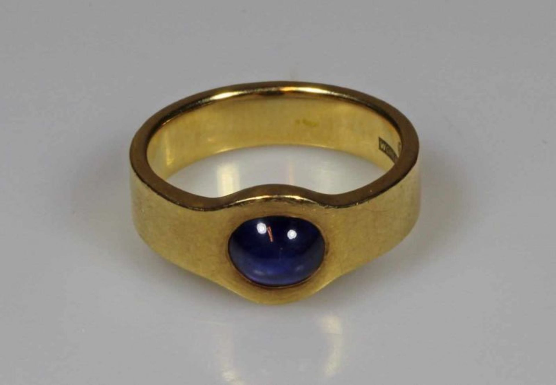 Ring, punziert Wohler, GG 750, 1 Saphir-Cabochon, 7 g, RM 17 20.00 % buyer's premium on the hammer