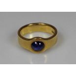 Ring, punziert Wohler, GG 750, 1 Saphir-Cabochon, 7 g, RM 17 20.00 % buyer's premium on the hammer