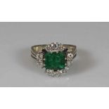 Ring, WG 585, 1 Smaragd ca. 1.60 ct., im Smaragdschliff, 10 Brillanten zus. ca. 1.0 ct., etwa fw-w/