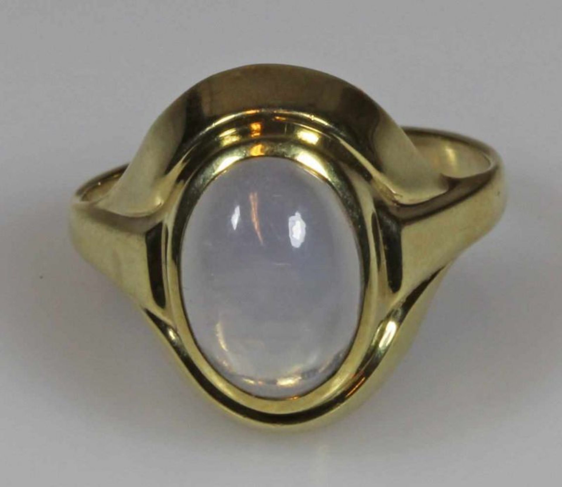 Ring, GG 333, 1 Mondstein-Cabochon, 2 g, RM 17 20.00 % buyer's premium on the hammer price 19.00 %
