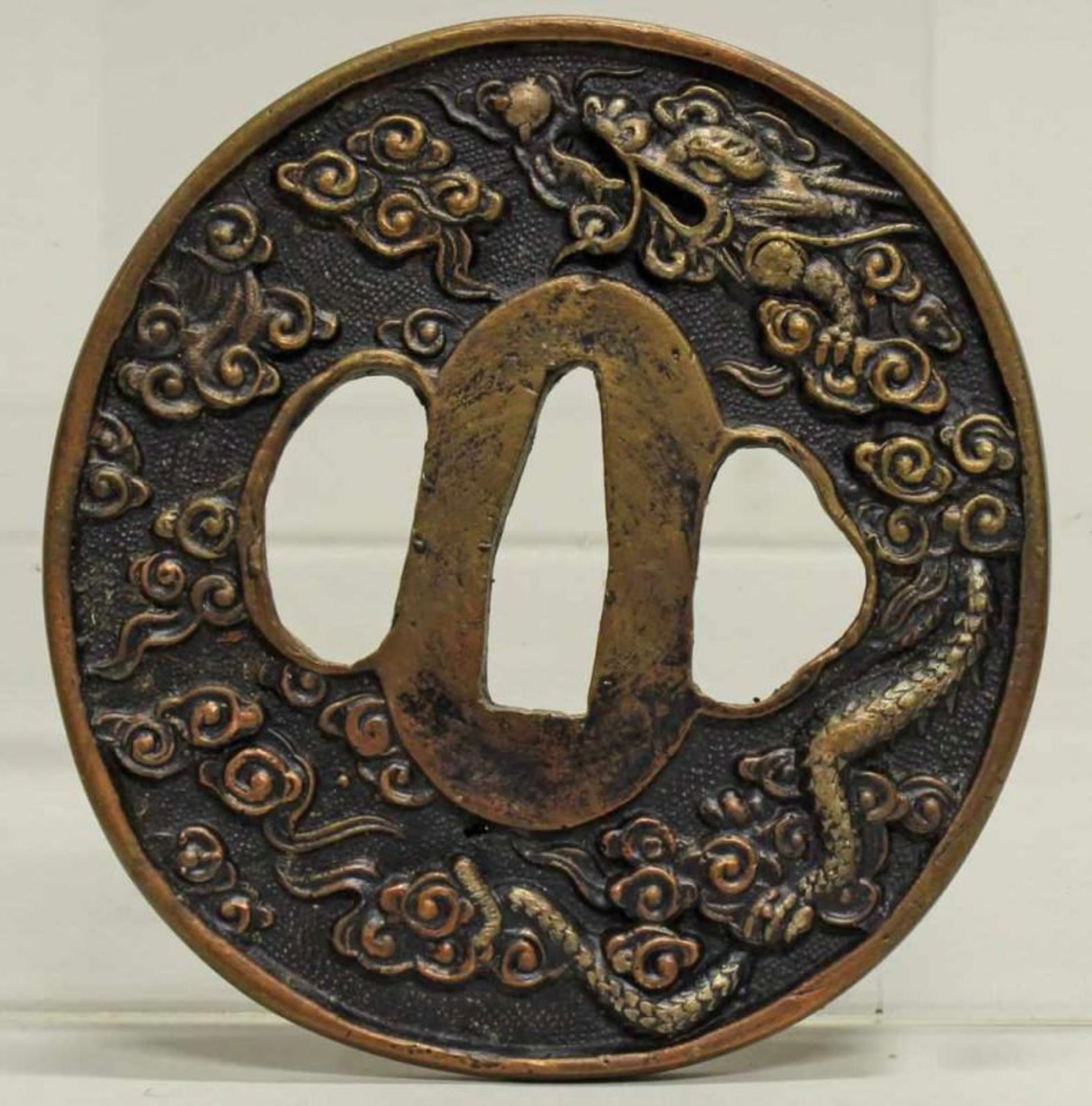 Konvolut von 6 Tsuba, 2 Menuki, Fuchi-Kashira, Japan, 19./20. Jh., Bronze, verschiedene Formen und - Bild 10 aus 13