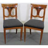 Paar Stühle, Biedermeier, um 1825, Nuss-/Nussmaserholz, Sitzpolster mit erneuertem Bezug 20.00 %