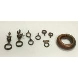 Konvolut Schmuck, Mali, Afrika: 8 Ringe, Bronze, 1 Armreif, Kupfer 20.00 % buyer's premium on the