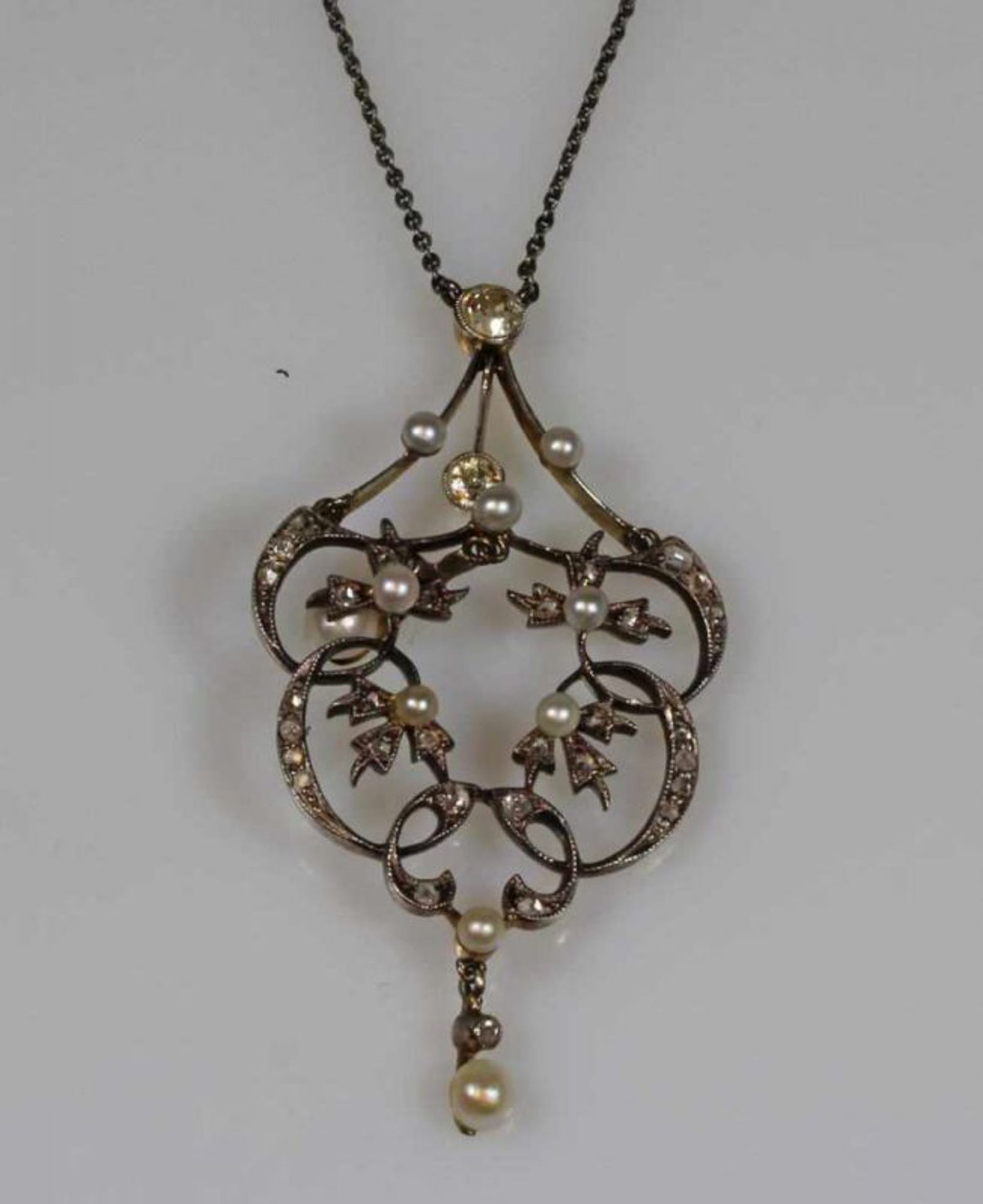 Collier, 2. Hälfte 19. Jh., Platin auf Gelbgold, 2 Altschliff-Diamanten zus. ca. 0.30 ct., 33