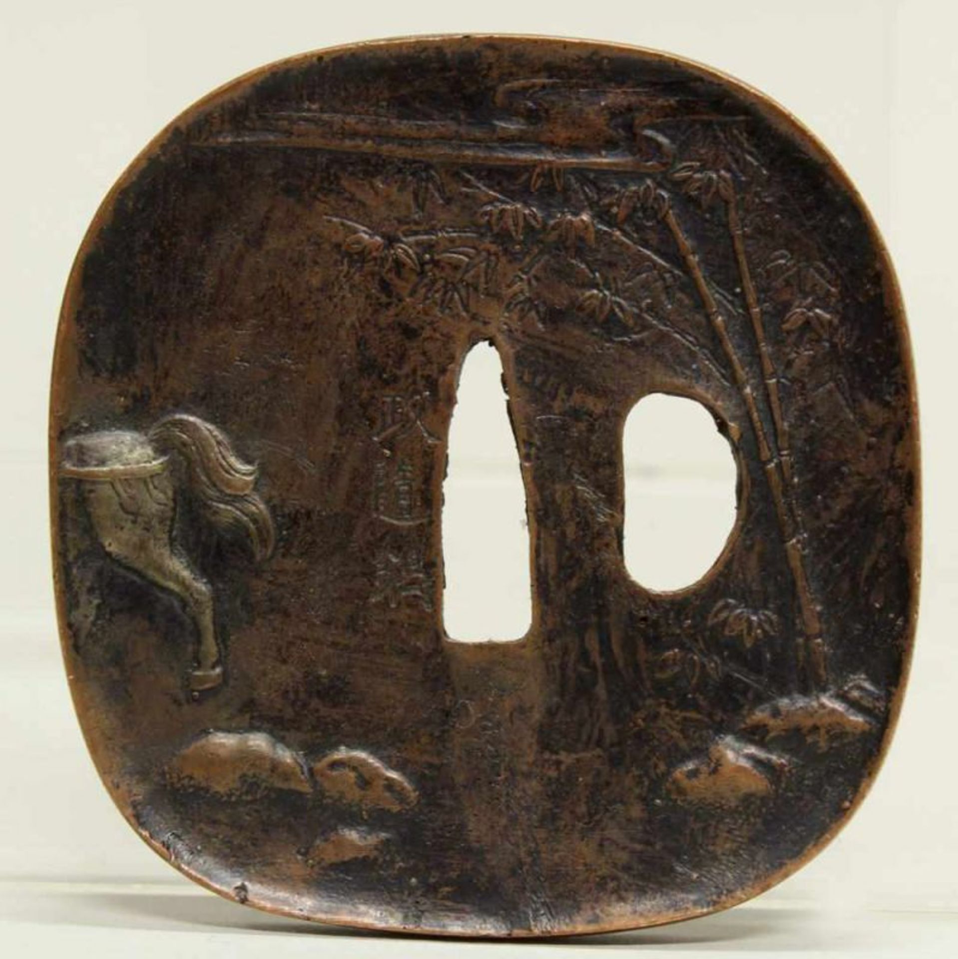 Konvolut von 6 Tsuba, 2 Menuki, Fuchi-Kashira, Japan, 19./20. Jh., Bronze, verschiedene Formen und - Bild 2 aus 13