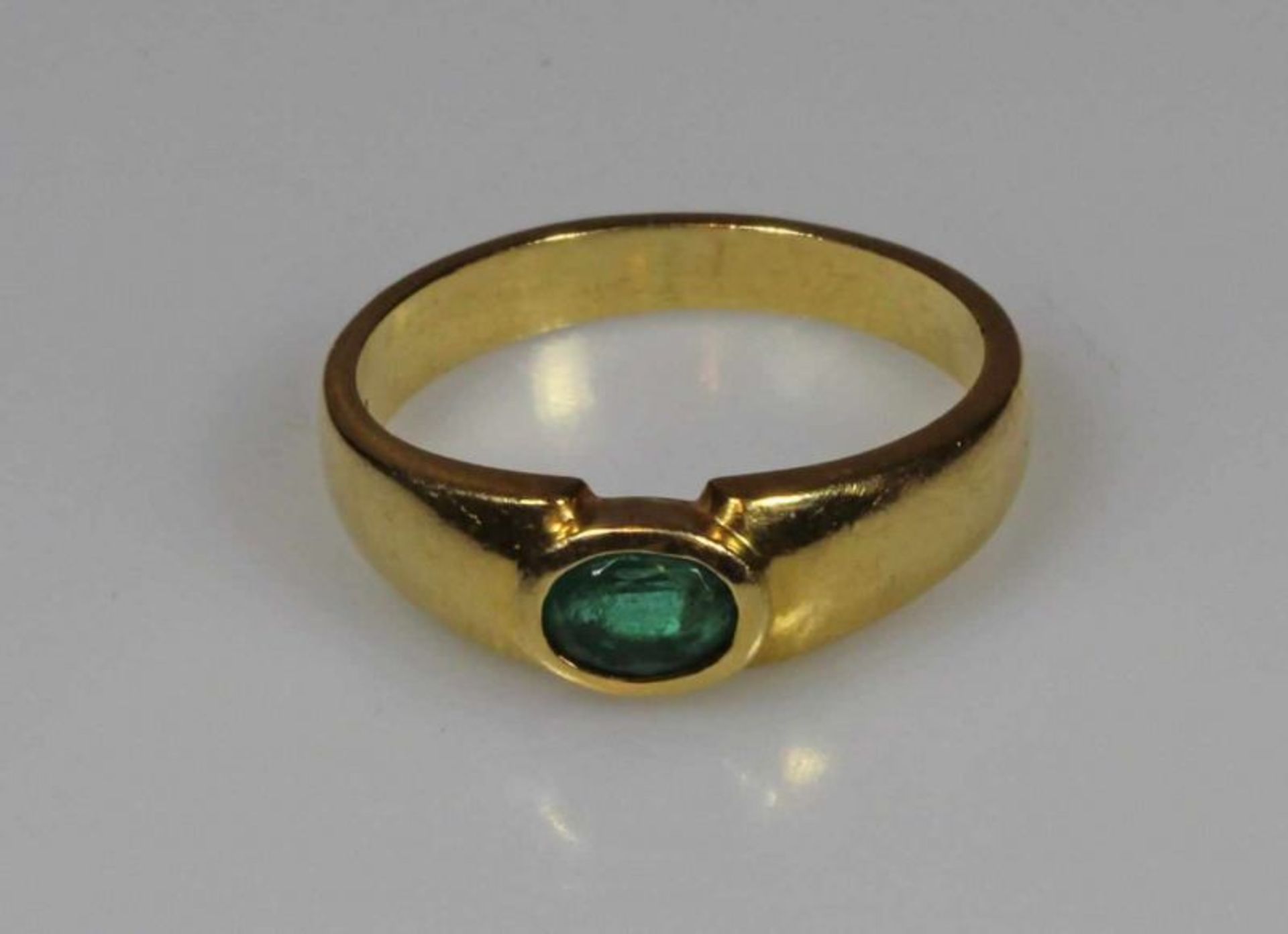 Ring, GG 750, 1 Smaragd-Cabochon, 4 g, RM 16 20.00 % buyer's premium on the hammer price 19.00 % VAT