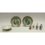 Konvolut, 7 Teile, China und Japan, 20. Jh., Porzellan und Keramik, diverse Dekore: Paar Teller,
