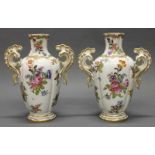 Paar Vasen, Paris, Eugen Bloch, Ende 19. Jh., gebauchte Form mit rocaillierten Henkeln, Blütendekor,
