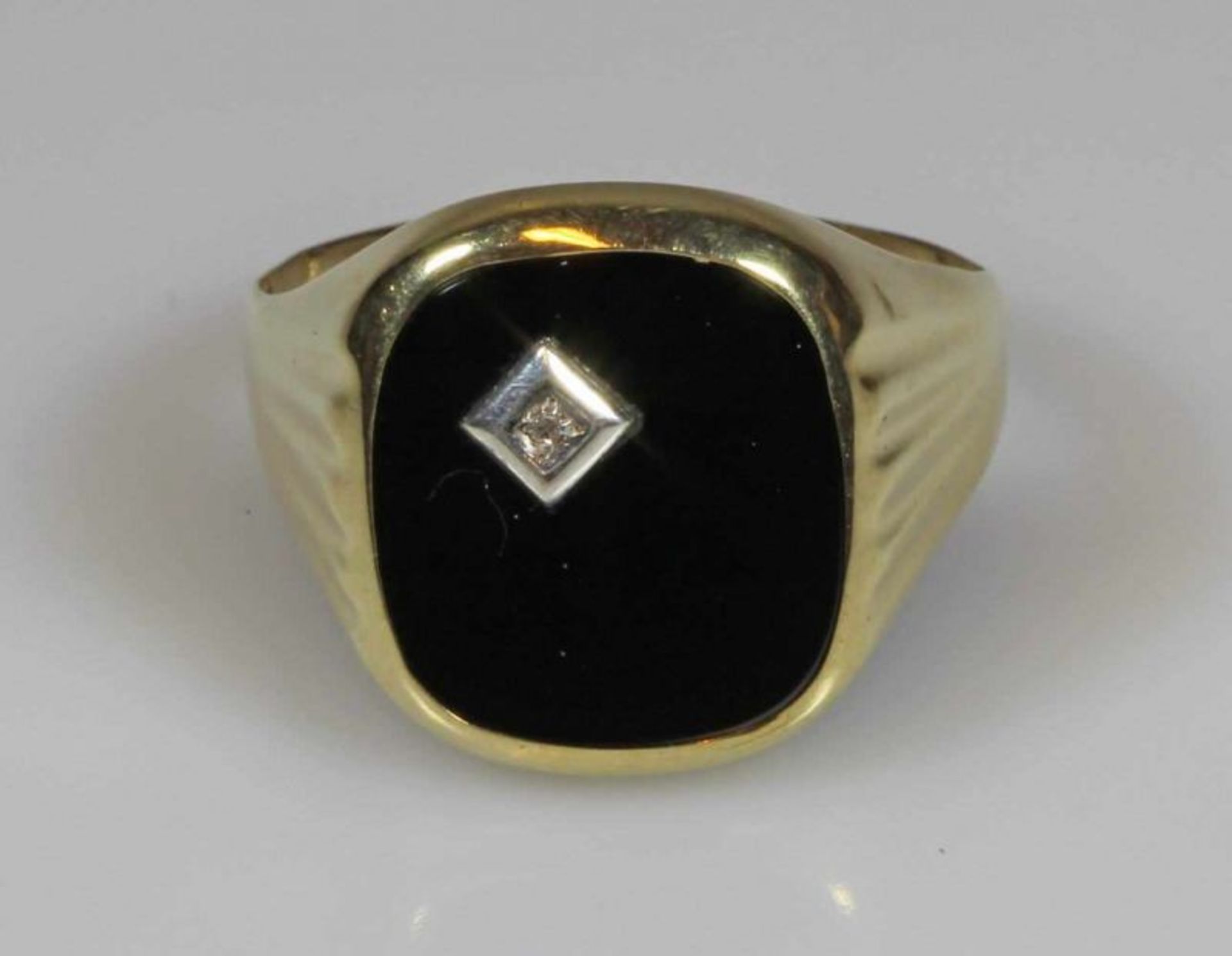 Ring, GG 333, Onyx, kleiner Diamant, 3 g, RM 20.5 20.00 % buyer's premium on the hammer price 19.