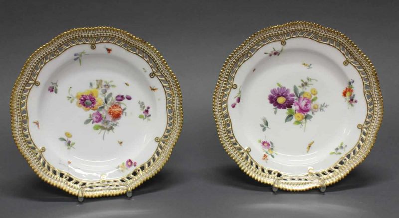 Paar Teller, Royal Kopenhagen, um 1885, bunte Blumenmalerei, durchbrochener Goldrand, ø 25 cm , je