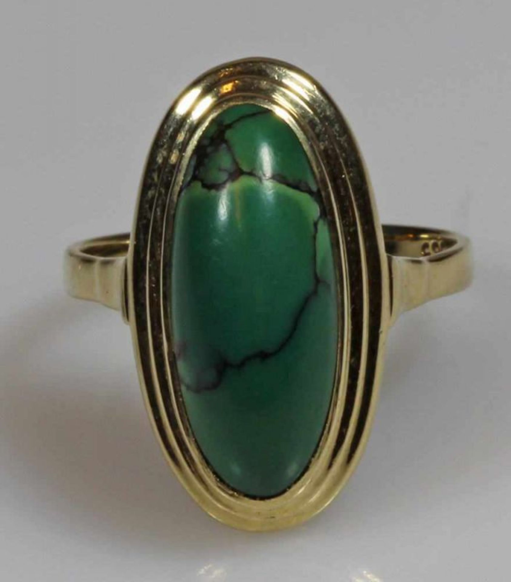Ring, GG 585, 1 Malachit-Cabochon, 4 g, RM 17.5 20.00 % buyer's premium on the hammer price 19.