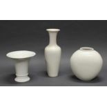 3 Vasen, KPM Berlin, Weißporzellan, verschiedene Formen, 18.5-34 cm hoch 20.00 % buyer's premium