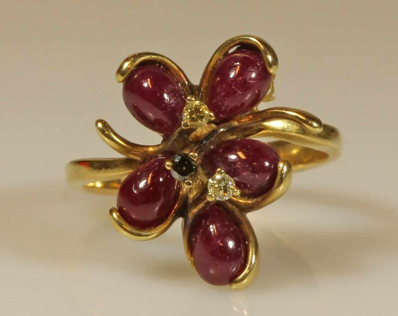 Ring, "Blüte", GG 585, 5 Rubin-Cabochons, 3 kleine, verschieden farbige Diamanten, 5 g, RM 17.5 20.