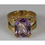 Ring, Atelier Werner Münch, Bad Neuenahr, GG 585, 1 antikrechteckiger facettierter Amethyst, 12 g,