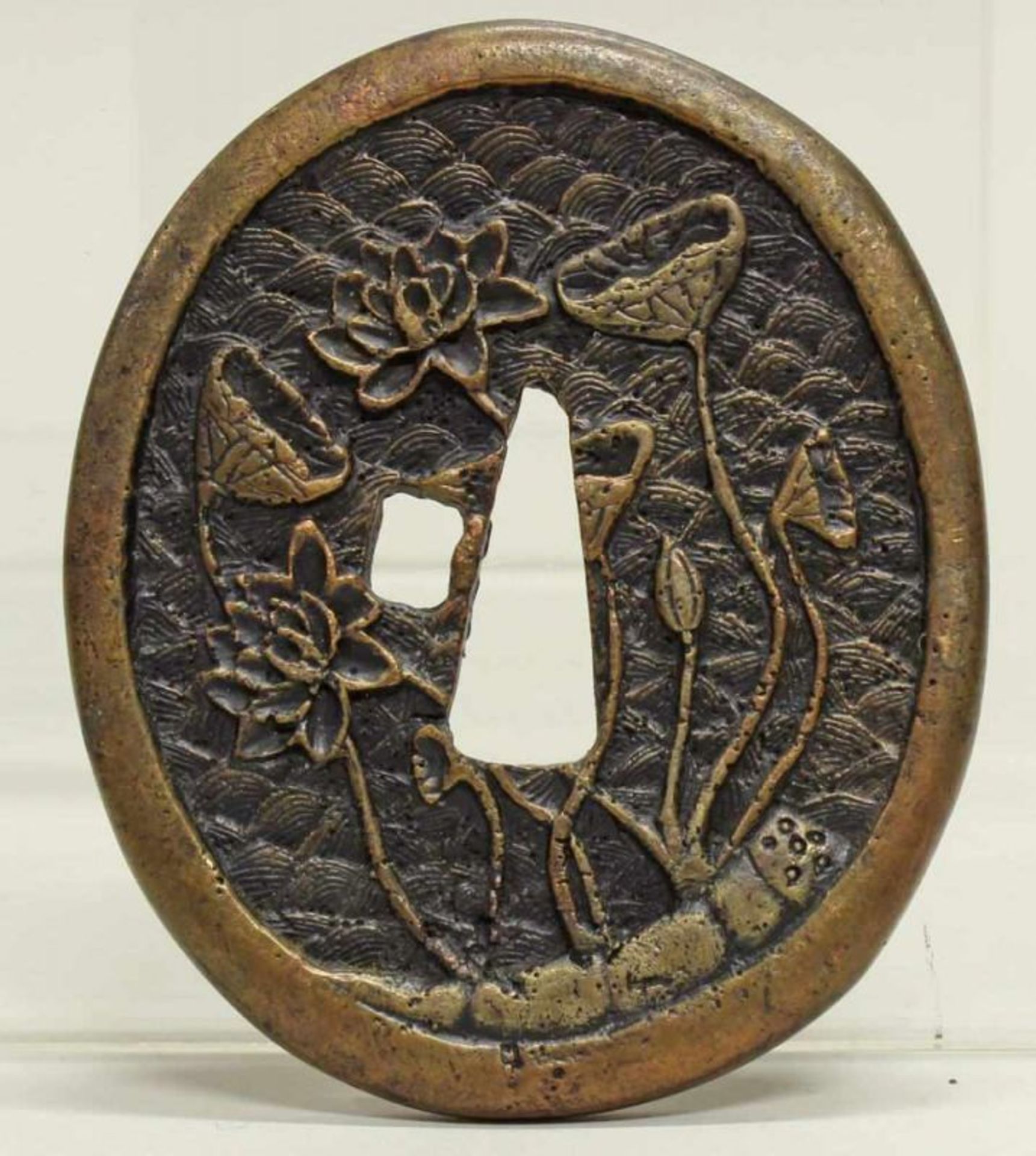 Konvolut von 6 Tsuba, 2 Menuki, Fuchi-Kashira, Japan, 19./20. Jh., Bronze, verschiedene Formen und - Bild 12 aus 13