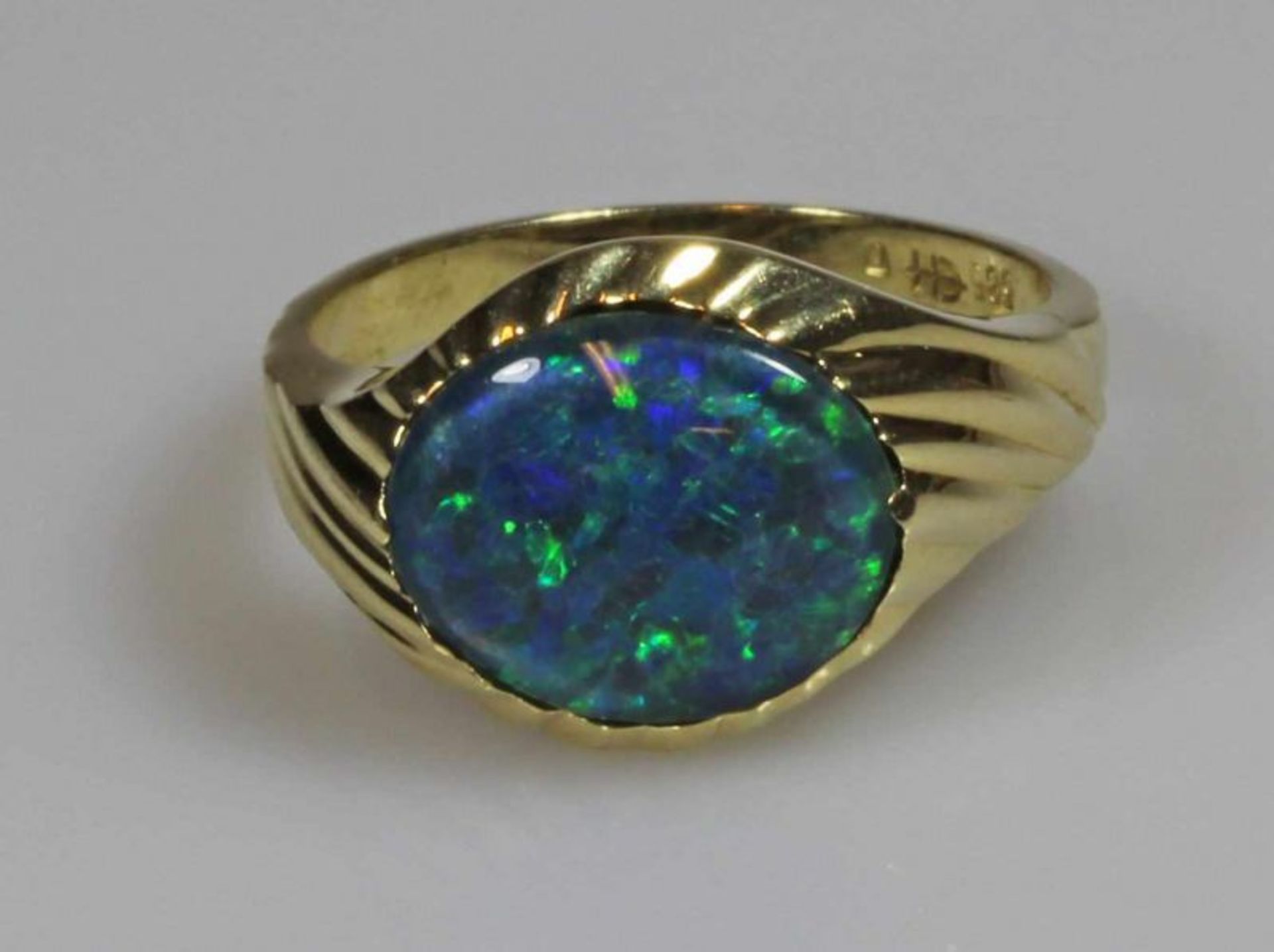 Ring, GG 585, 1 ovaler Opal, 5 g, RM 17.5 20.00 % buyer's premium on the hammer price 19.00 % VAT on