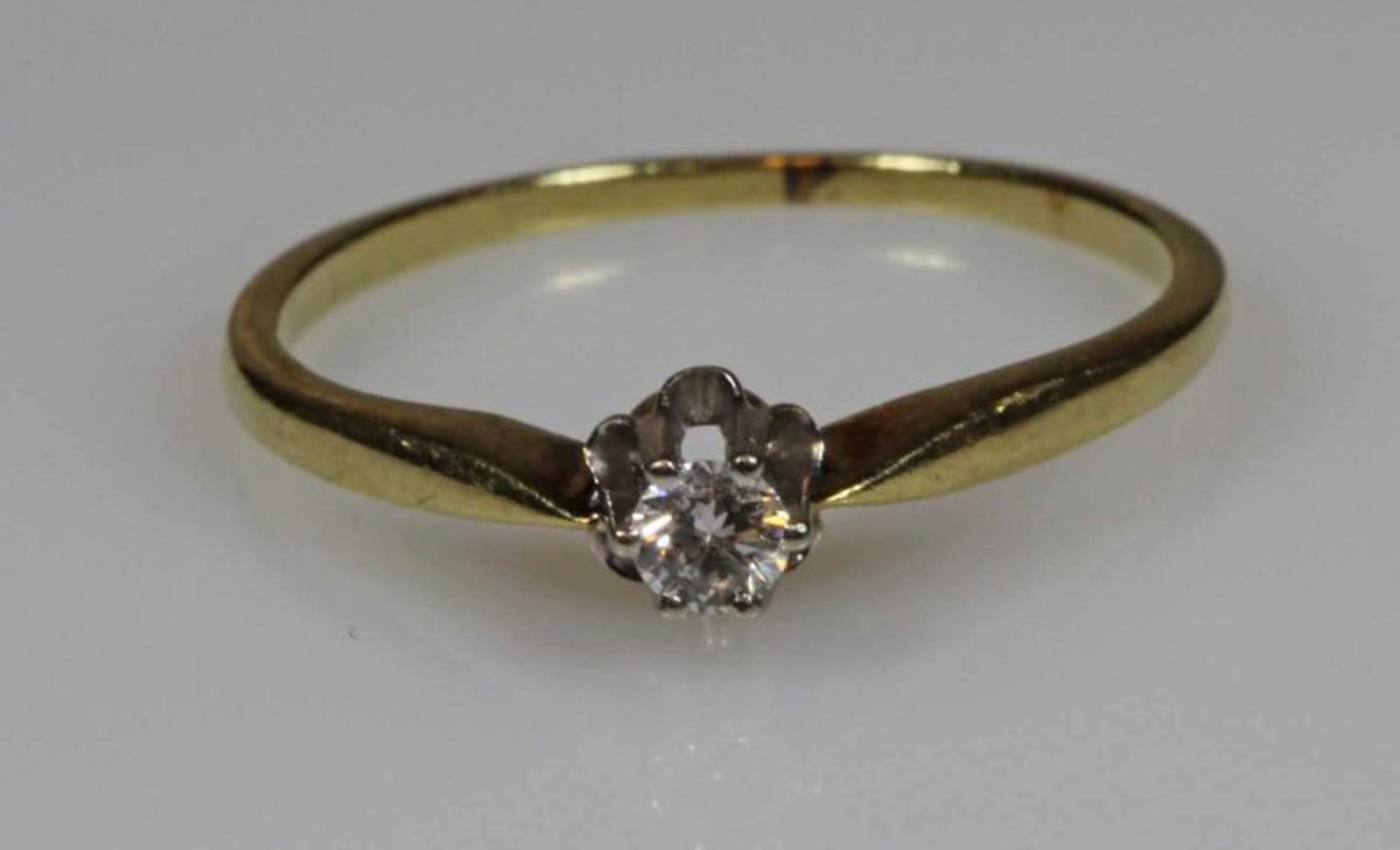 Ring, WG/GG 585, 1 kleiner Brillant ca. 0.07 ct., RM 17 20.00 % buyer's premium on the hammer