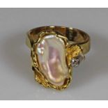 Ring, Atelier Gudrun Baak, Schloß Holte, GG 750, 1 barocke Perle, 1 Brillant ca. 0.05 ct., 9 g, RM