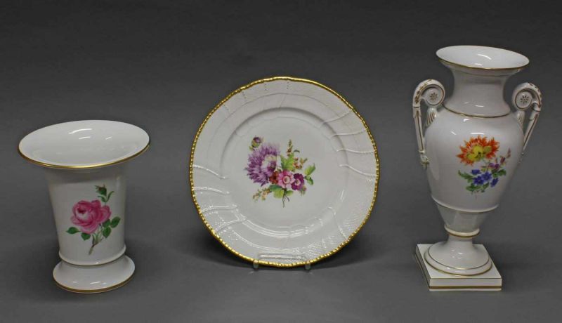 Vase und Amphoravase, Meissen, Schwertermarke, 1. Wahl, rote Rose bzw. Blume 3, Goldrand, 19 cm bzw.