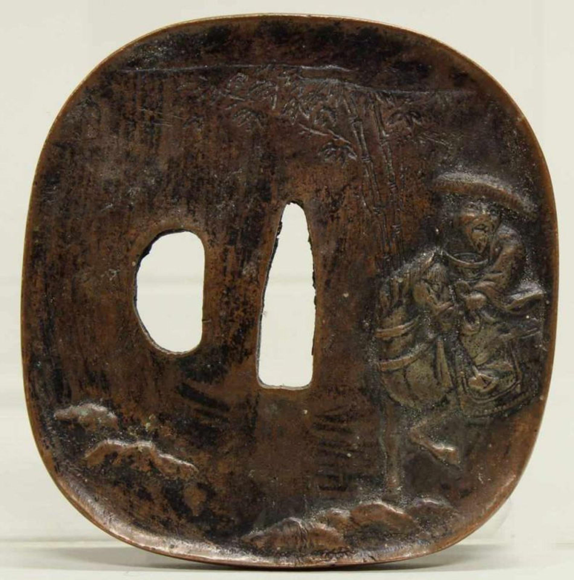 Konvolut von 6 Tsuba, 2 Menuki, Fuchi-Kashira, Japan, 19./20. Jh., Bronze, verschiedene Formen und - Bild 3 aus 13