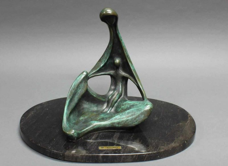 Bronze, "Mutter und Kind", bezeichnet auf dem linken Bein Morandin 88, auf Steinplatte, 27 cm bzw.