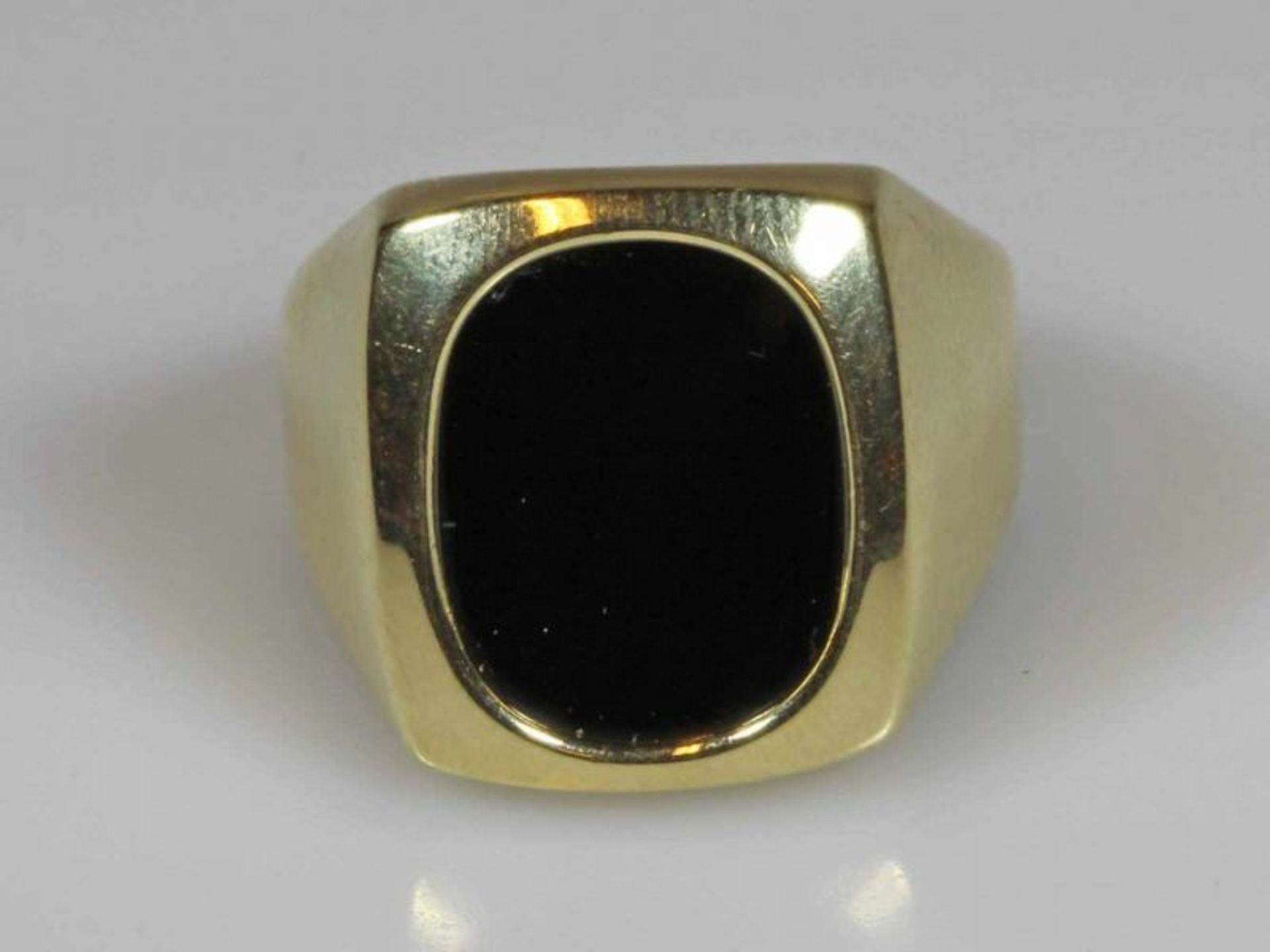 Ring, GG 585, eingelassene Onyxplatte, 9 g, RM 18 20.00 % buyer's premium on the hammer price 19.