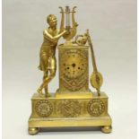 Figurenpendule, Frankreich, um 1800, feuervergoldete Bronze, rechteckiges Uhrengehäuse auf breitem