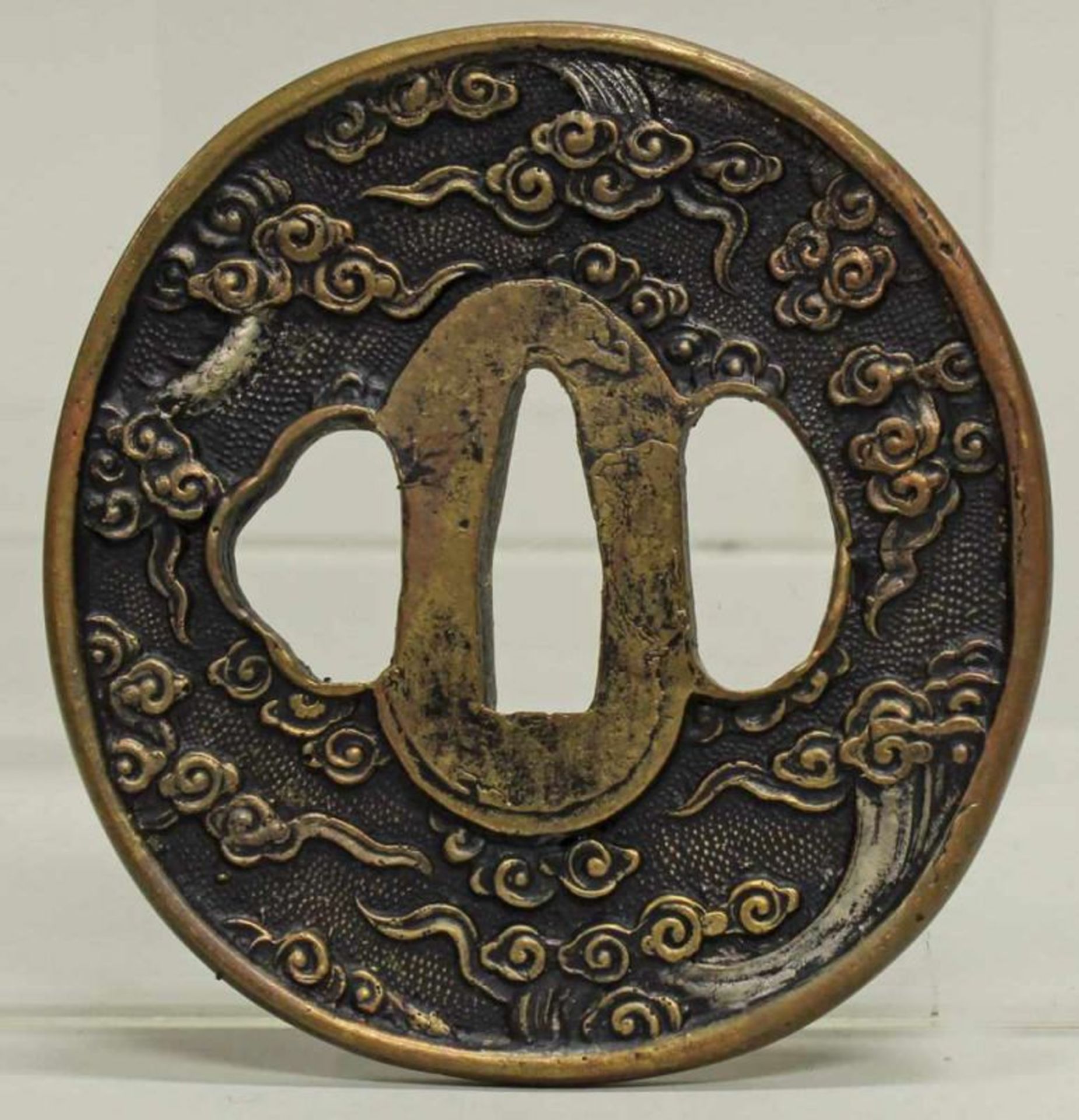 Konvolut von 6 Tsuba, 2 Menuki, Fuchi-Kashira, Japan, 19./20. Jh., Bronze, verschiedene Formen und - Bild 11 aus 13