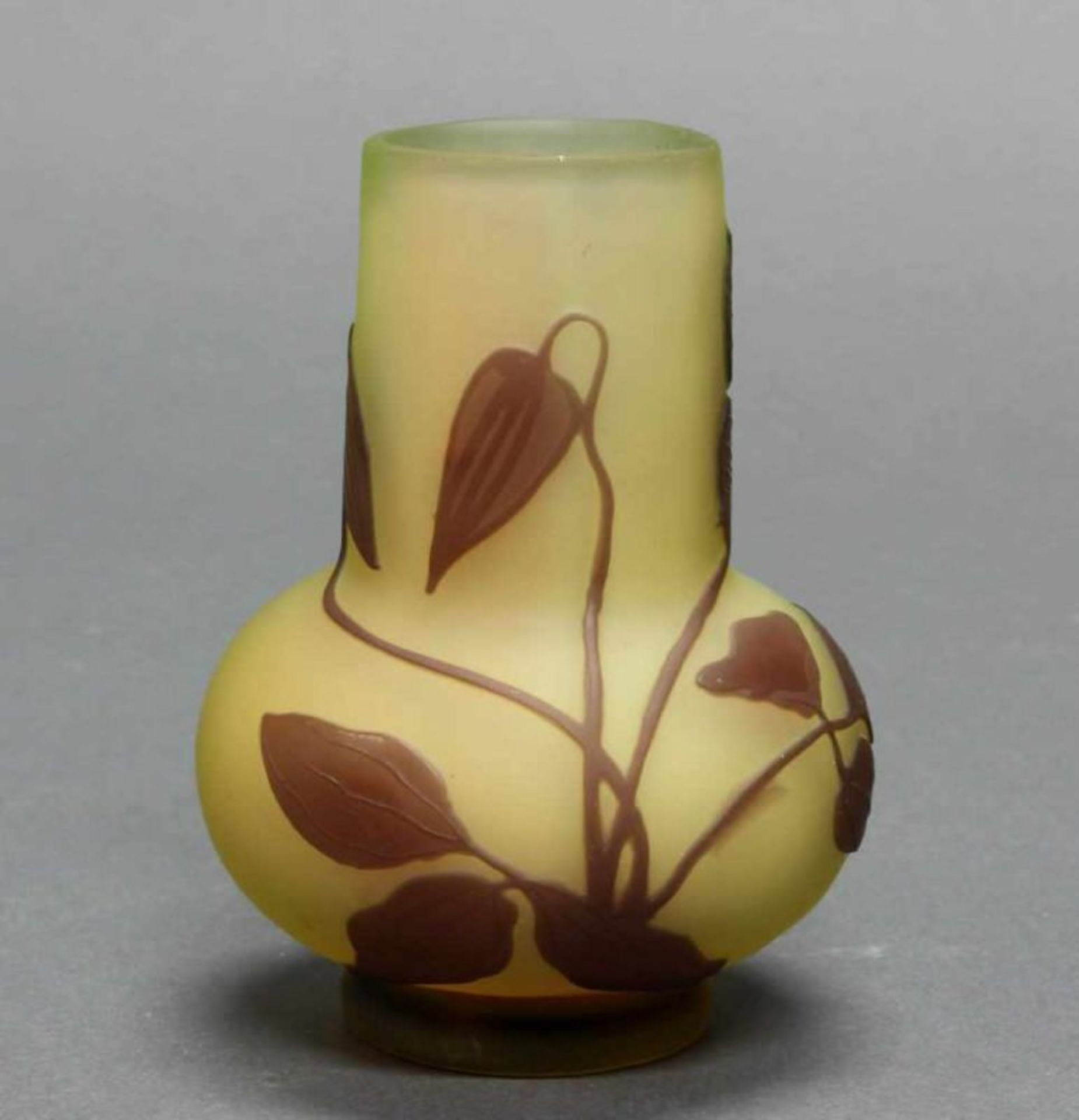 Vase, Emile Gallé, um 1920, brauner Überfangdekor mit Blüten und Blättern auf gelblichem Fond, 9.5