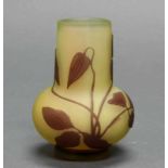 Vase, Emile Gallé, um 1920, brauner Überfangdekor mit Blüten und Blättern auf gelblichem Fond, 9.5