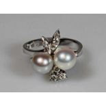 Ring, WG 585, 2 Perlen, 6 kleine Brillanten, 4 g, RM 17.5 20.00 % buyer's premium on the hammer