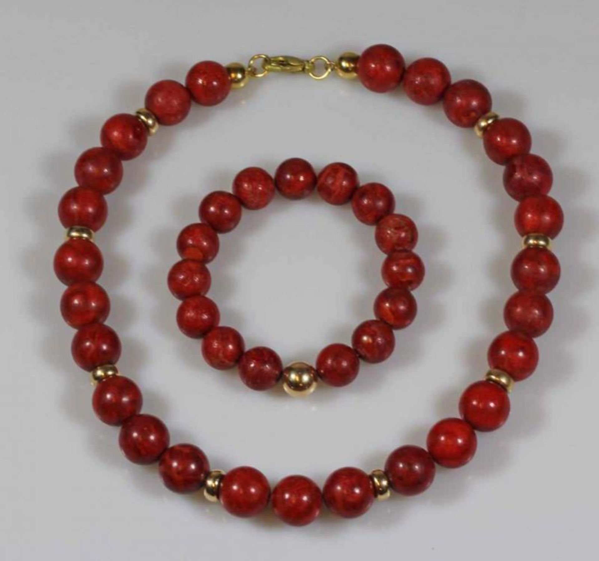 Schmuckset: Halskette und Armband, rote Schaum-Korallkugeln, goldfarbene Elemente, Kette 42 cm lang,