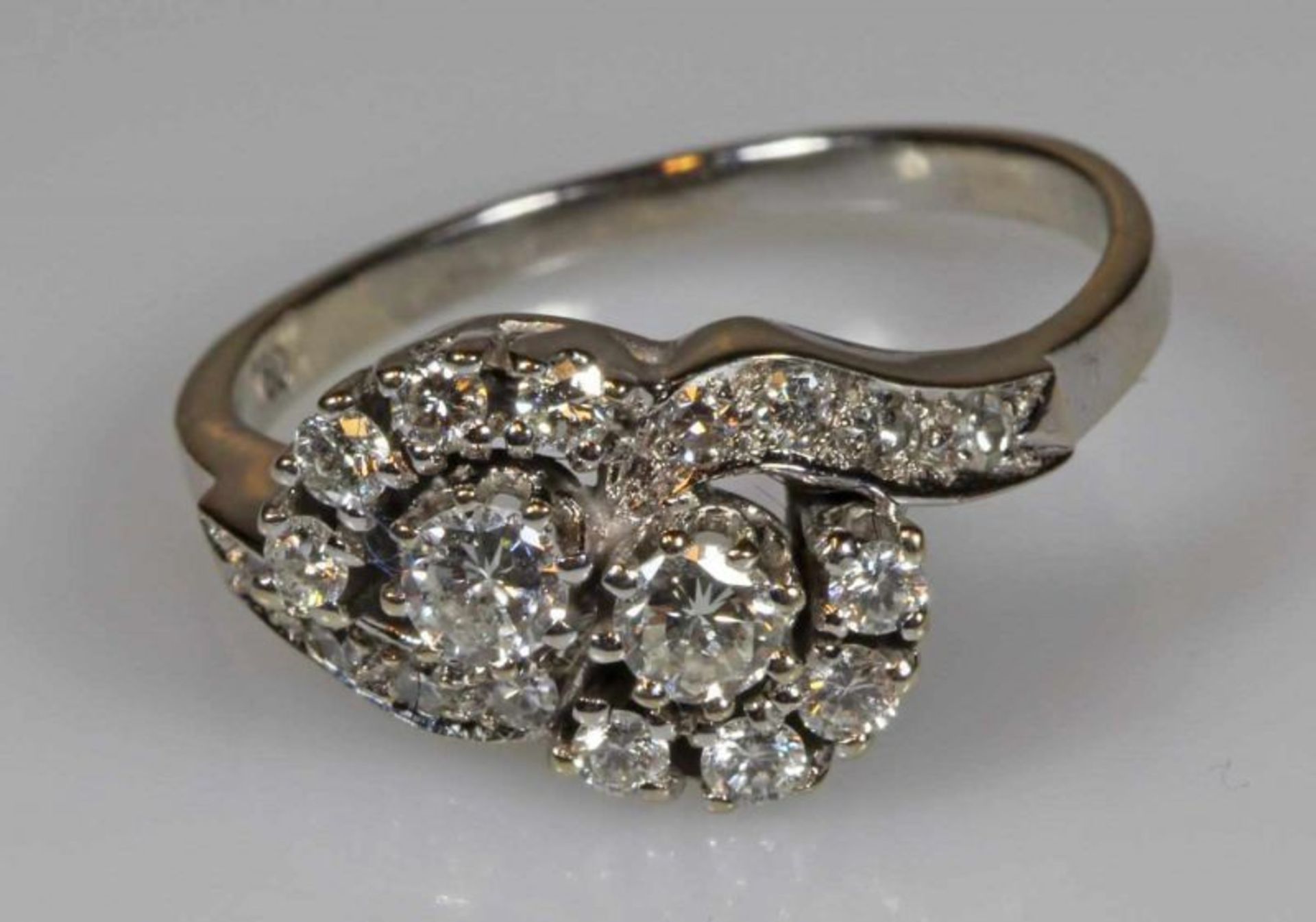 Ring, WG 750, 2 Brillanten zus. ca. 0.20 ct., 16 Besatz-Brillanten, 3 g, RM 17.5 20.00 % buyer's