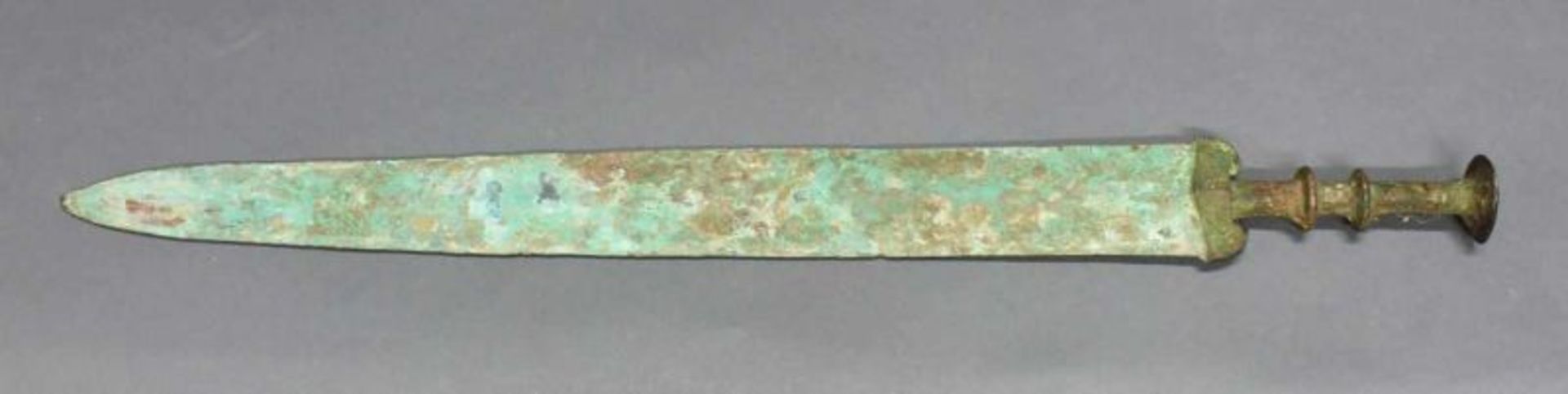 2 Kurzschwerter, wohl östliches Zhou, China, Bronze, 1x grünlich patiniert, 1x mit Schriftzeichen, - Bild 3 aus 3