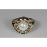 Ring, WG 750, Perle ø ca. 9.5 cm, 20 Besatz-Diamanten, 14 g, RM 17.5 20.00 % buyer's premium on