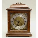 Bracket Clock, London, 20. Jh., Elliot, Gehäuse aus Nussbaum, Acht-Tage-Werk, Westminster- und