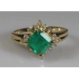 Ring, GG 585, 1 quadratisch facettierter Smaragd, 12 Brillanten zus. ca. 0.30 ct., 4 Baguette-