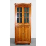 Eckvitrine, Deutsch, Biedermeier, um 1825, Kirschbaum, leicht gerundete Front, Unterteil zwei