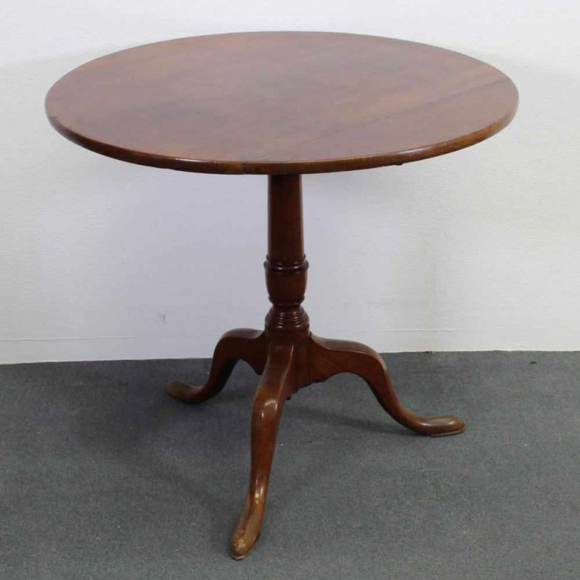 Tripod-Table, England, 1. Hälfte 19. Jh., Mahagoni, Platte klappbar, 70 cm hoch, ø 77 cm 20.00 %