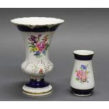 2 Vasen, Meissen, Schwertermarke, 1./2. Wahl, je königsblau-weiß, bunte Blumen, Goldzier, 10.8 cm (