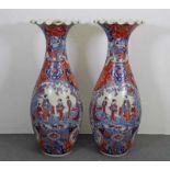 Paar Bodenvasen, China, 20. Jh., Porzellan, Balusterform, Imaridekor, Damen in Reserven, 94.5 cm