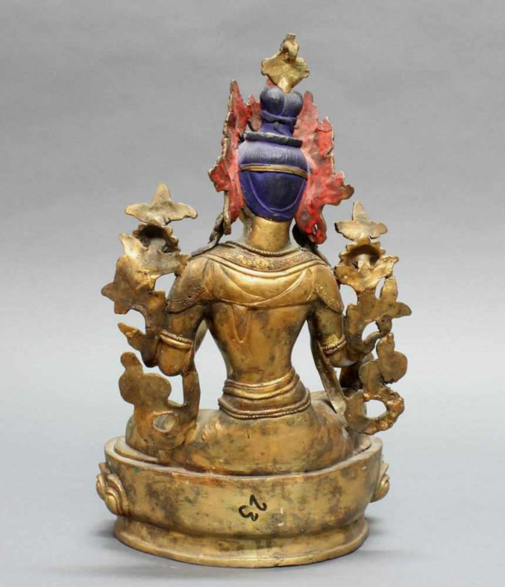 Skulptur, "Syama-Tara", Tibet, 20. Jh., Bronze, vergoldet, auf einem Lotussockel sitzend, die rechte - Bild 2 aus 2