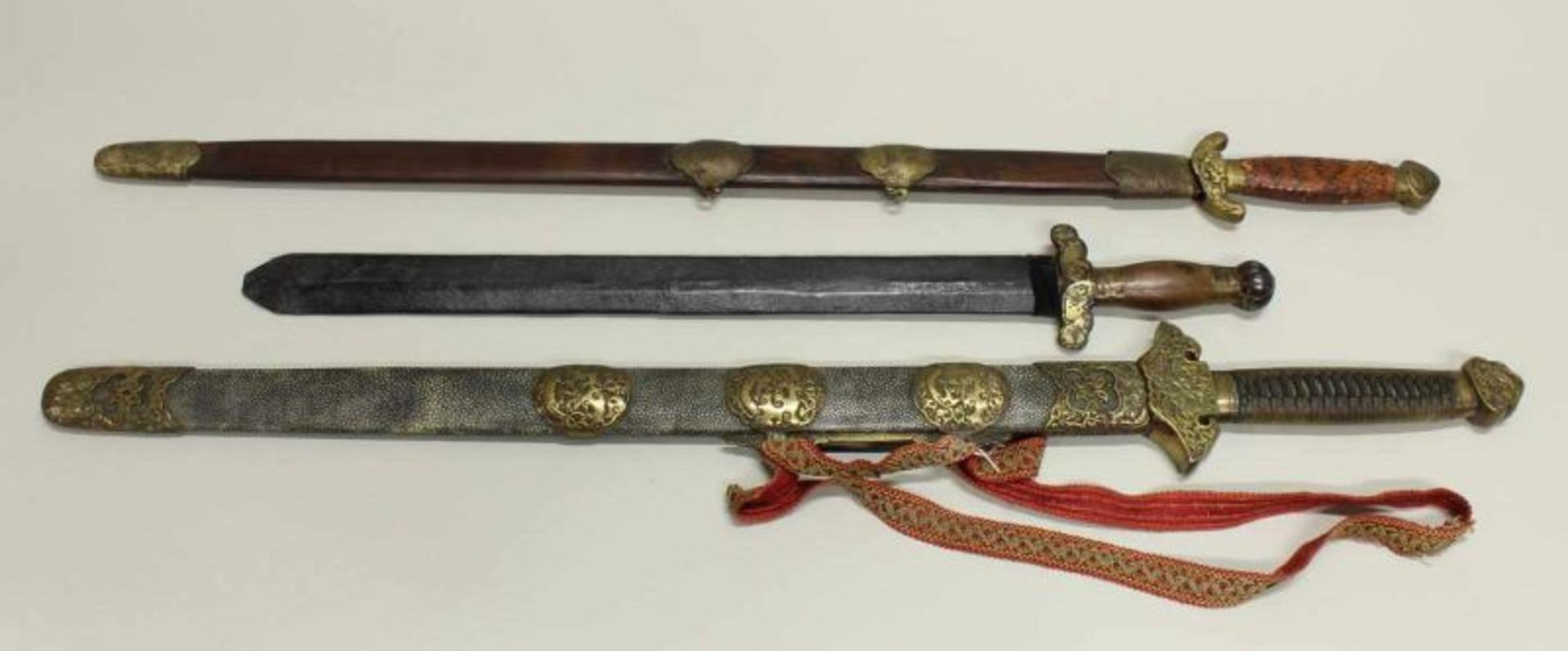 3 Schwerter, China, 19. Jh., diverse Ausführungen, je mit Scheide, Messingbeschläge, 1x Holzgriff,